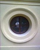 okna hrobky Pod Všemi svatými Plzeň